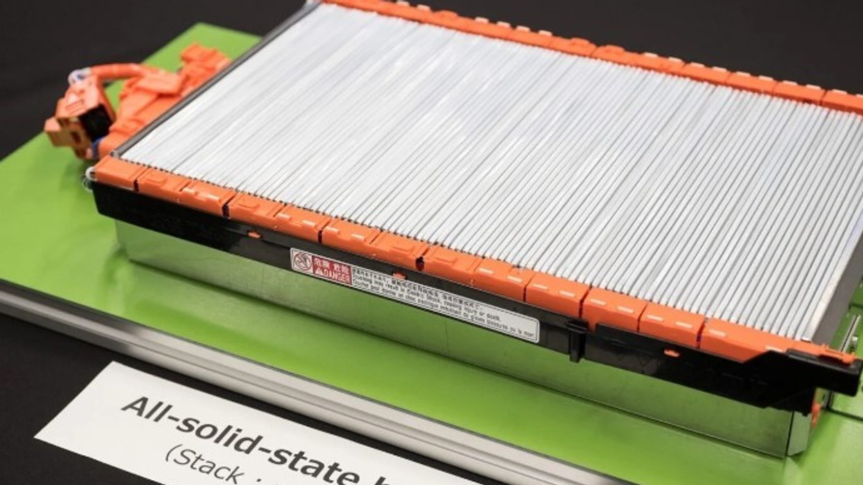 Partneri i Toyotës ndërton fabrikë për bateri me elektrolit të ngurtë