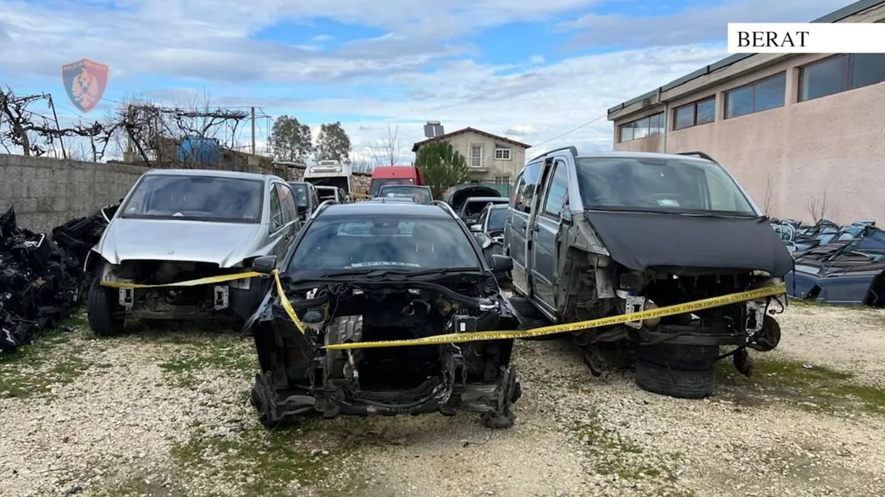 I çmontonin dhe shitnin pjesë të automjeteve të kontrabanduara nga Britania - arrestohet një person në Berat, një tjetër në kërkim I çmontonin dhe shitnin pjesë të automjeteve të kontrabanduara nga Britania - arrestohet një person në Berat, një tjetër në kërkim