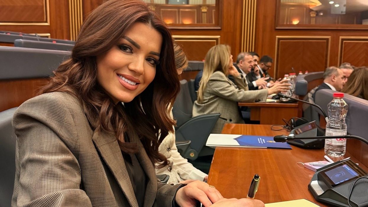 Edona Llalloshi publikon fotografi nga nënshkrimi i betimit si deputete: Zëri juaj do të jetë udhërrëfyesi im çdo ditë Edona Llalloshi publikon fotografi nga nënshkrimi i betimit si deputete: Zëri juaj do të jetë udhërrëfyesi im çdo ditë