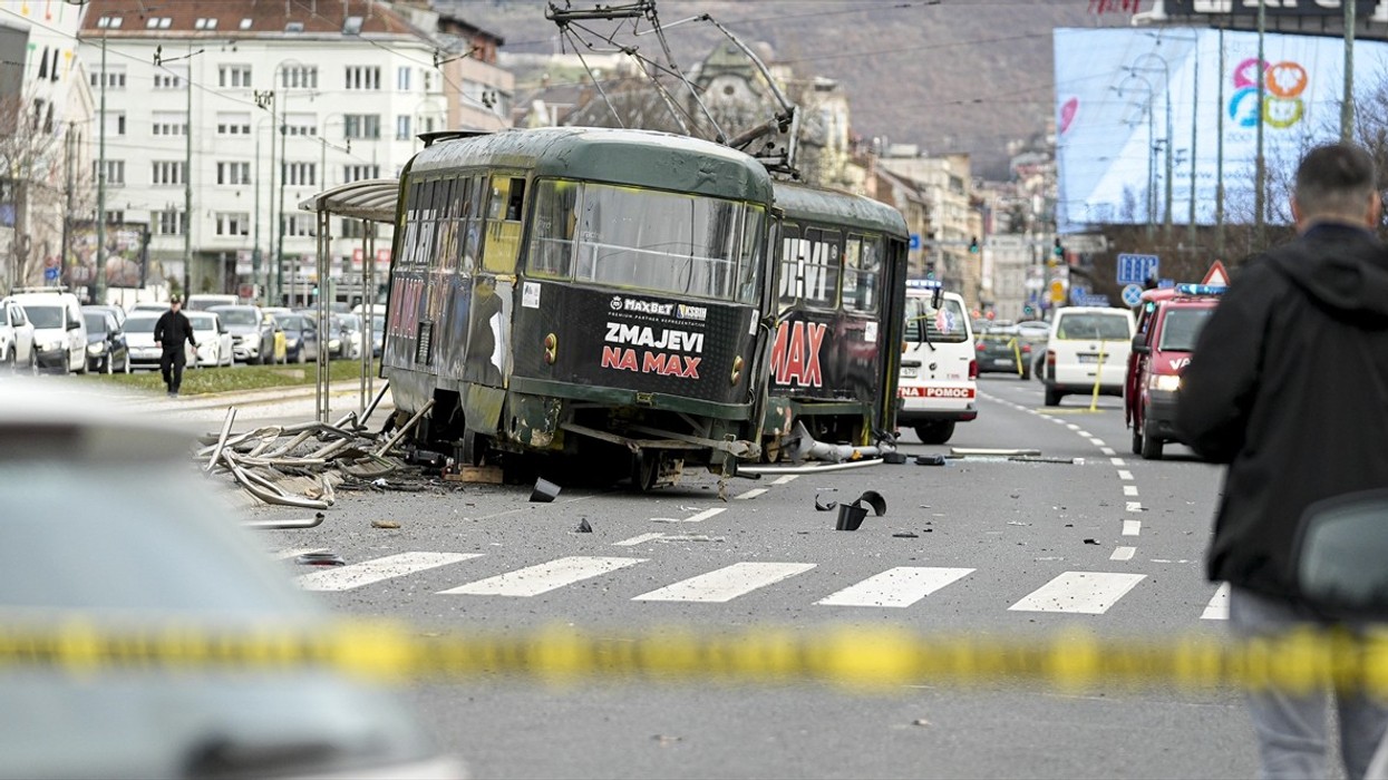 Tramvaji del nga shinat në Sarajevë, një i vdekur