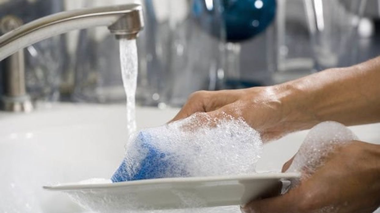 Sa shpesh duhet t’i hidhni dhe t’i zëvendësoni produktet për larjen e enëve? Sa shpesh duhet t’i hidhni dhe t’i zëvendësoni produktet për larjen e enëve?