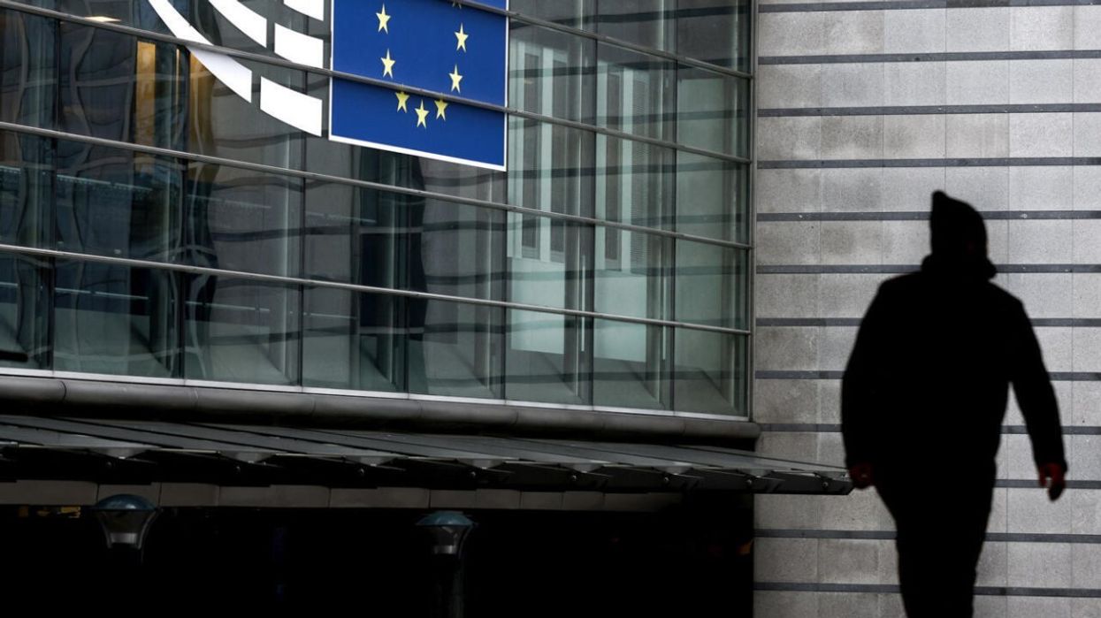 Policia belge bastisi zyrat e Komisionit Evropian për shkak të shitjes së pronave në vlerë prej 900 milionë eurosh Policia belge bastisi zyrat e Komisionit Evropian për shkak të shitjes së pronave në vlerë prej 900 milionë eurosh