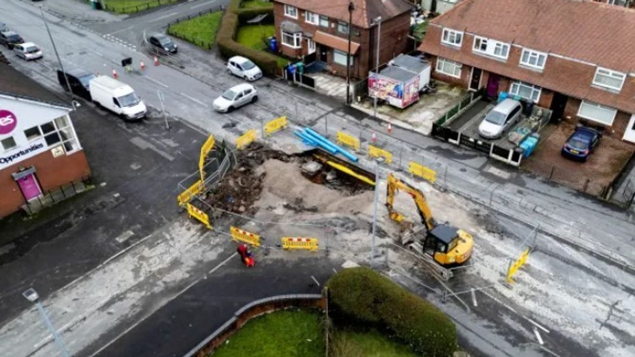 Gropë e madhe në mes të lagjes – trafiku në Manchester “merr pushim të detyruar” Gropë e madhe në mes të lagjes – trafiku në Manchester “merr pushim të detyruar”