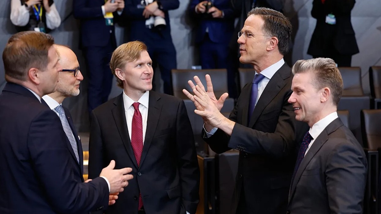 Ministrat e NATO-s këmbëngulin se Ukraina është përparësi kryesore pas nisjes së aktivitetit në Arktik