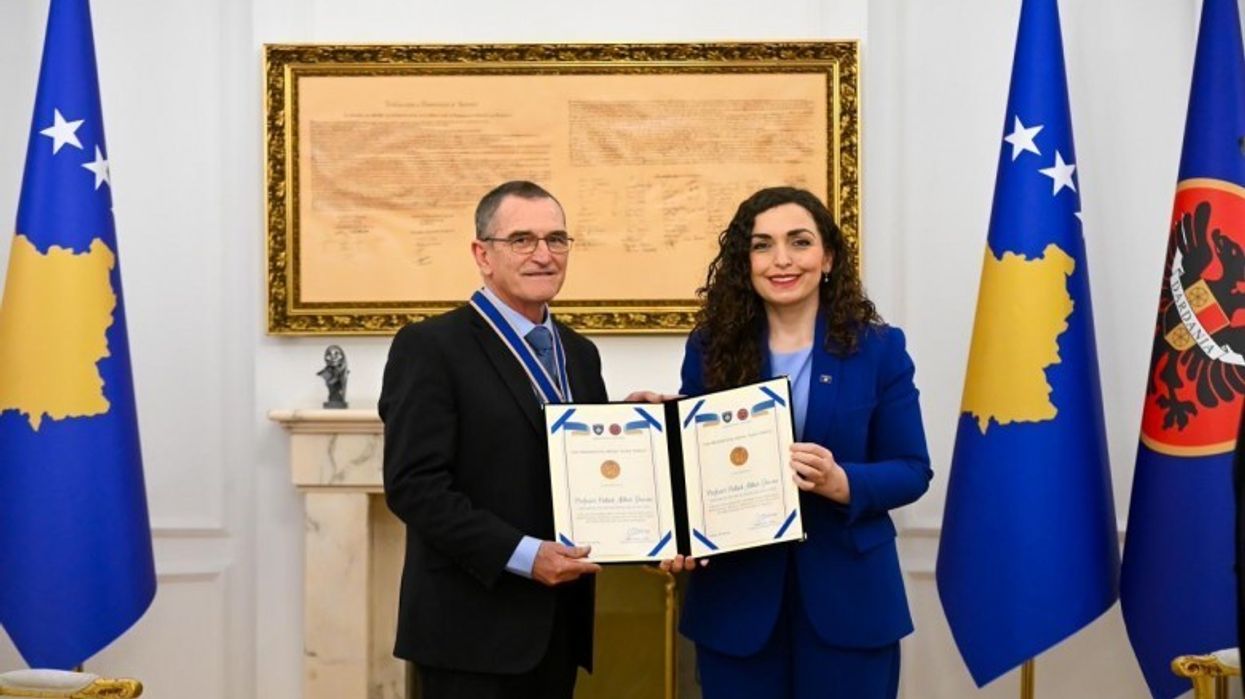 Presidentja Osmani dekoron mjekun australian me Medaljen “Shën Tereza” Presidentja Osmani dekoron mjekun australian me Medaljen “Shën Tereza”