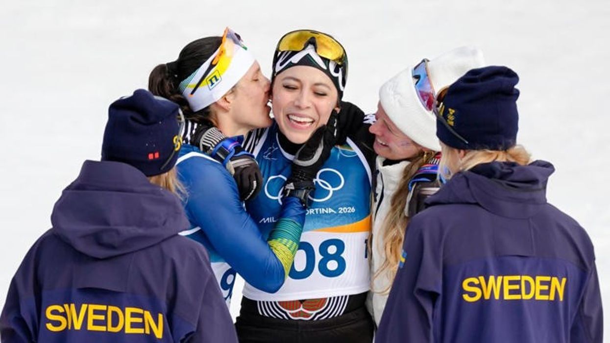 Ajo kaloi cakun me 11 minuta me vonesë - por fitueset e medaljeve e përshëndetën si një kampione Ajo kaloi cakun me 11 minuta me vonesë - por fitueset e medaljeve e përshëndetën si një kampione