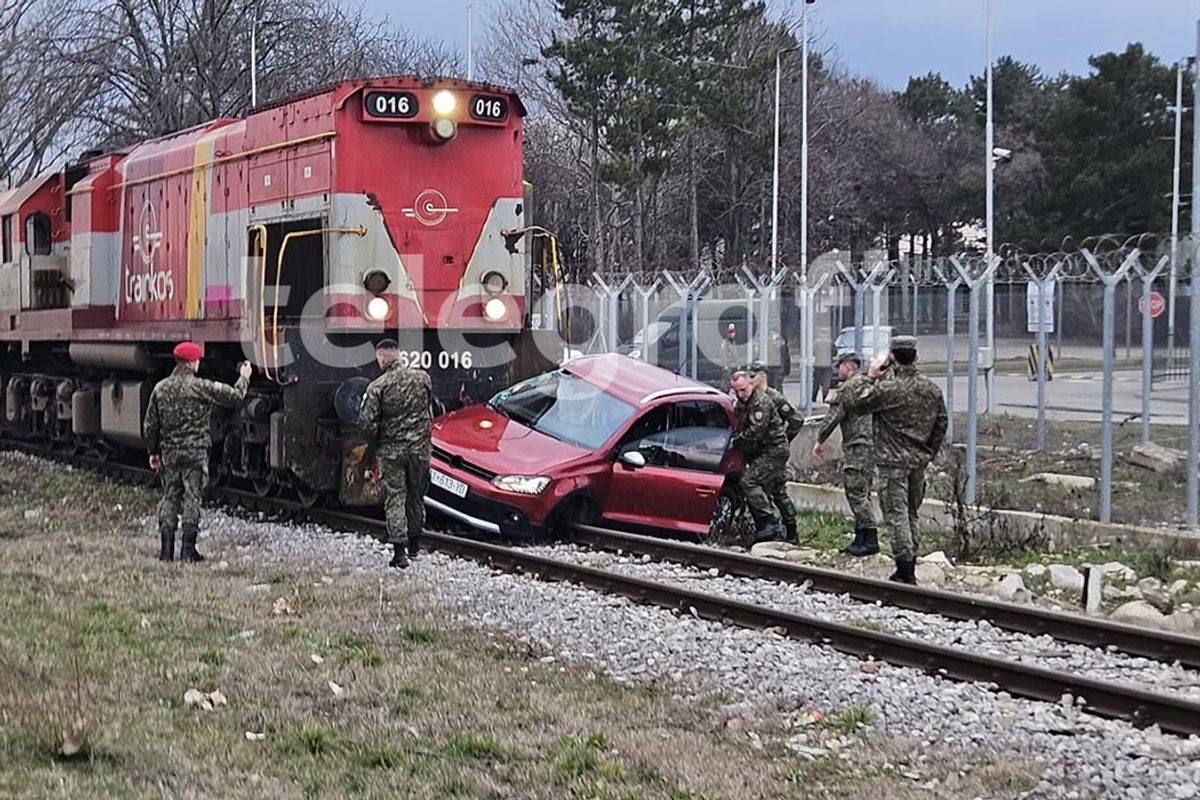 Aksident trafiku mes trenit dhe një veture pranë kazermës “Adem Jashari” Aksident trafiku mes trenit dhe një veture pranë kazermës “Adem Jashari”