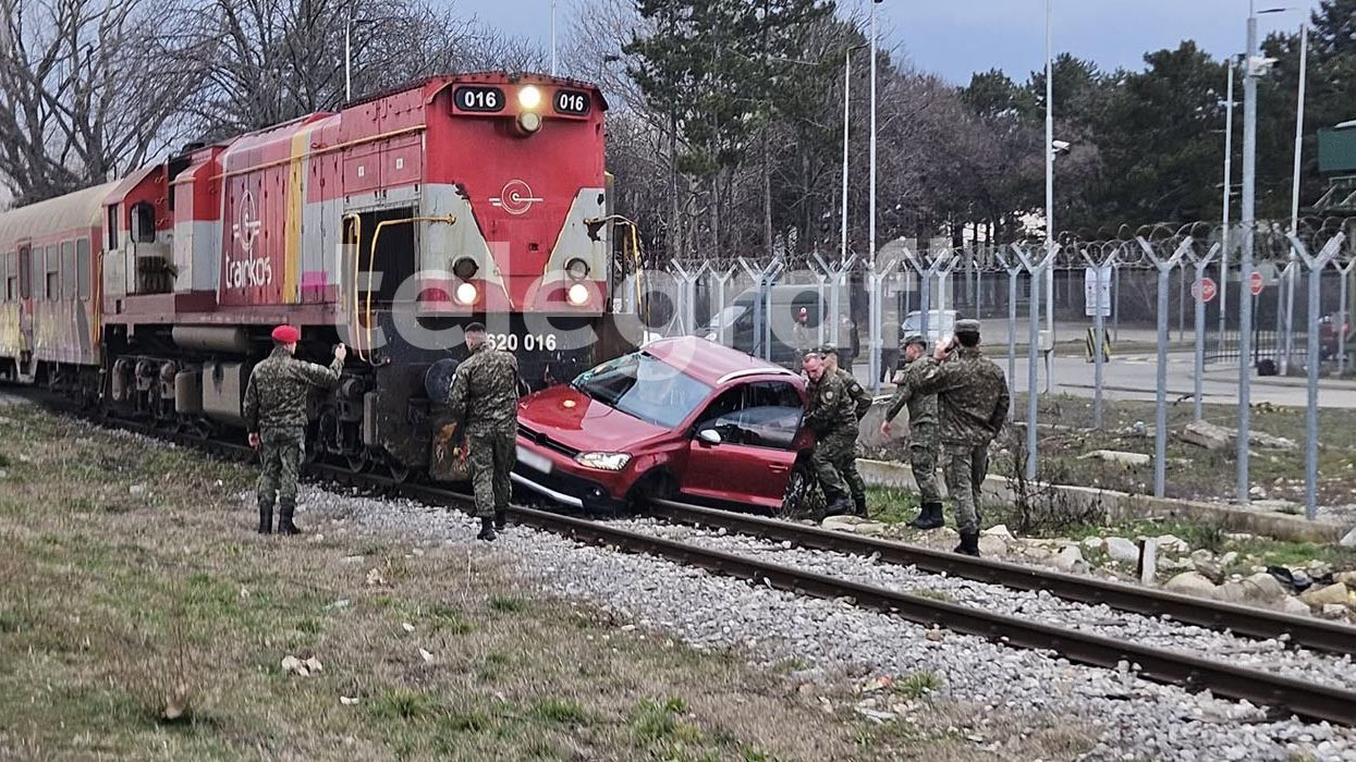 Aksident trafiku mes trenit dhe një veture, lëndohet pjesëtari i FSK-së Aksident trafiku mes trenit dhe një veture, lëndohet pjesëtari i FSK-së