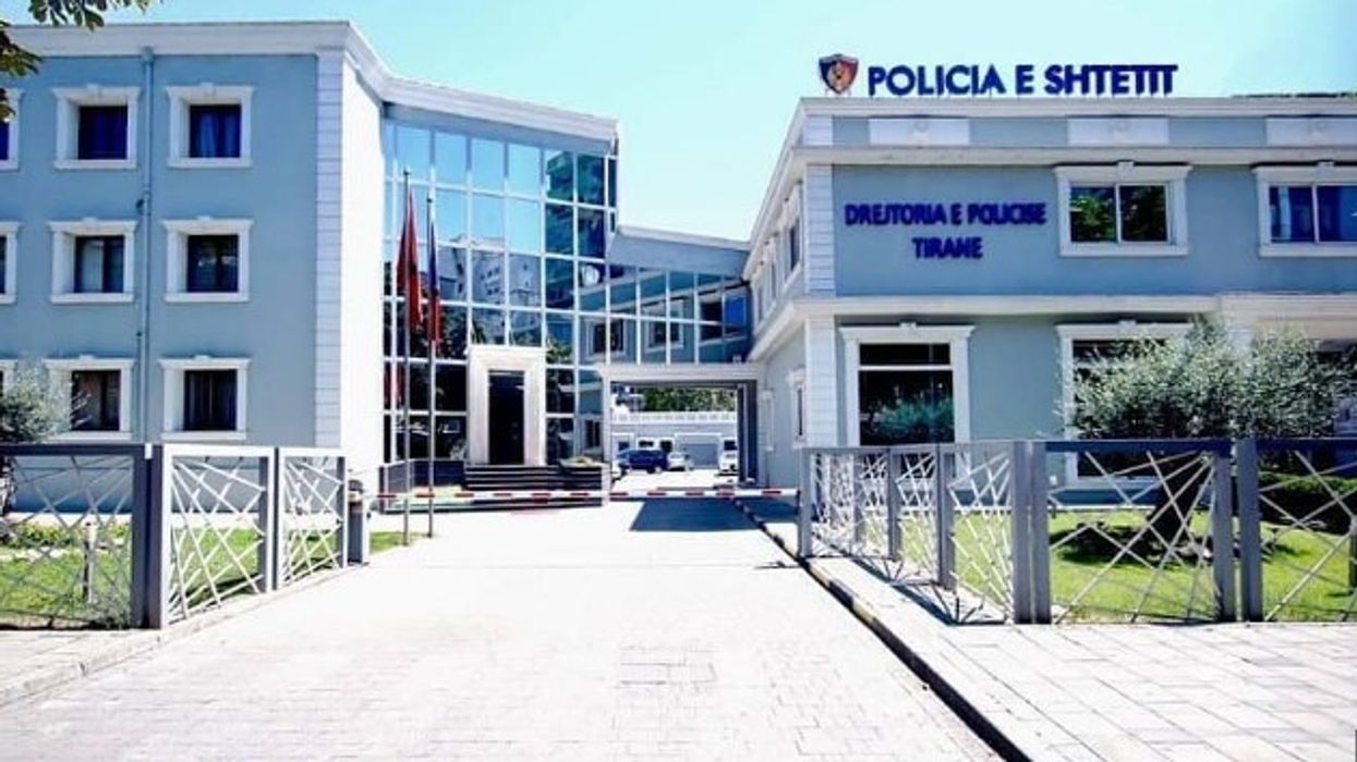 Vetëplagoset me armë zjarri 18-vjeçarja në Tiranë, dy persona në pranga, tre në kërkim - fshehën rastin Vetëplagoset me armë zjarri 18-vjeçarja në Tiranë, dy persona në pranga, tre në kërkim - fshehën rastin