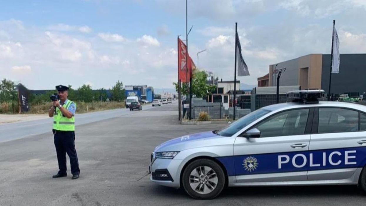 Telefon gjatë ngasjes, tejkalim në vijë të plotë dhe vozitje përkundër ndalesës - gjoba të ashpra për pesë shoferë në Ferizaj Telefon gjatë ngasjes, tejkalim në vijë të plotë dhe vozitje përkundër ndalesës - gjoba të ashpra për pesë shoferë në Ferizaj