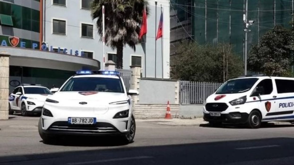 Ushtroi dhunë ndaj bashkëshortes dhe vajzës së tij dhe më pas u vetëplagos me thikë, vihet në pranga 55-vjeçari në Durrës Ushtroi dhunë ndaj bashkëshortes dhe vajzës së tij dhe më pas u vetëplagos me thikë, vihet në pranga 55-vjeçari në Durrës