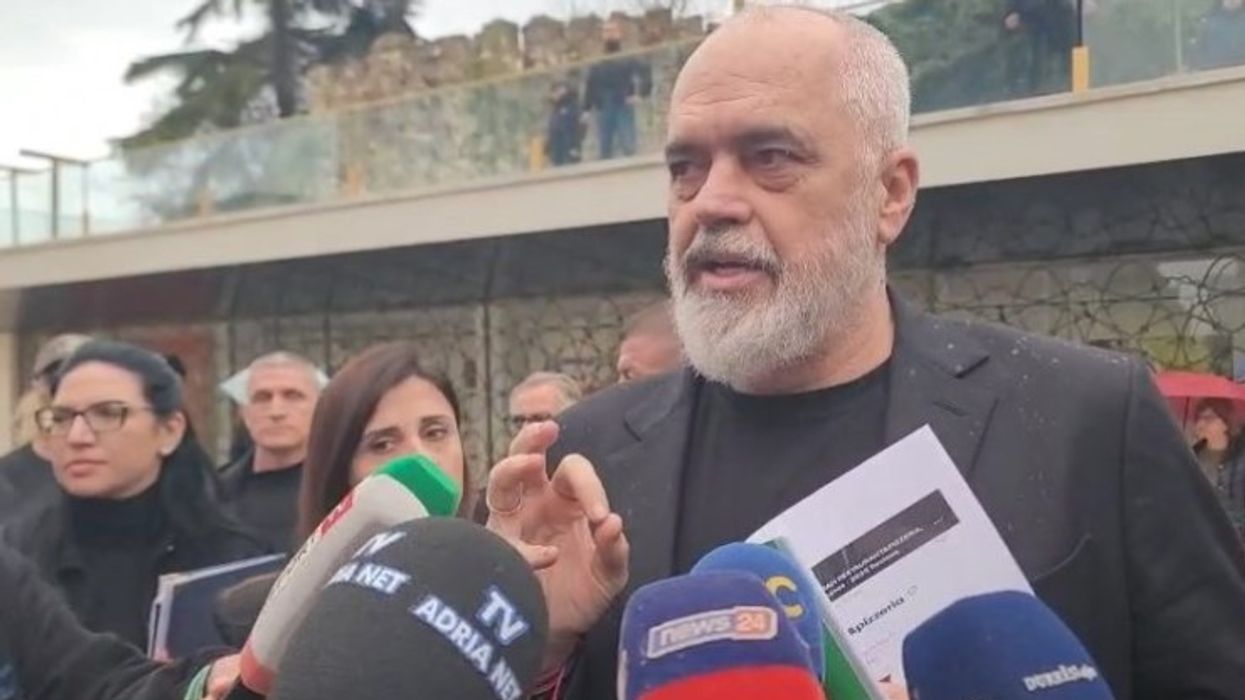 “Keni hallin e një 80 e kusur vjeçari, kjo tregon ku është katandisur ajo parti”, Rama përplaset me disa qytetarë pas mbledhjes me banorët e Durrësit “Keni hallin e një 80 e kusur vjeçari, kjo tregon ku është katandisur ajo parti”, Rama përplaset me disa qytetarë pas mbledhjes me banorët e Durrësit