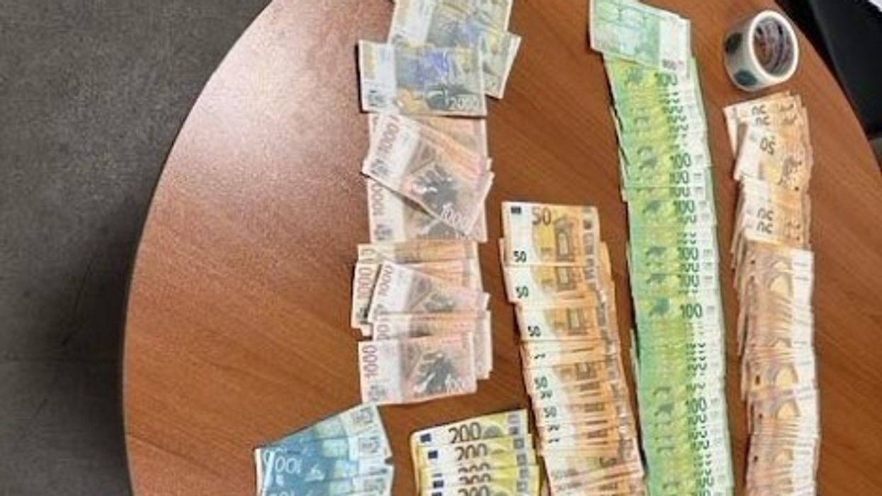 Zbulohen mijëra euro dhe dinarë në pikën kufitare Merdare, nuk u deklaruan nga shtetasi i huaj me vendbanim në Kosovë Zbulohen mijëra euro dhe dinarë në pikën kufitare Merdare, nuk u deklaruan nga shtetasi i huaj me vendbanim në Kosovë