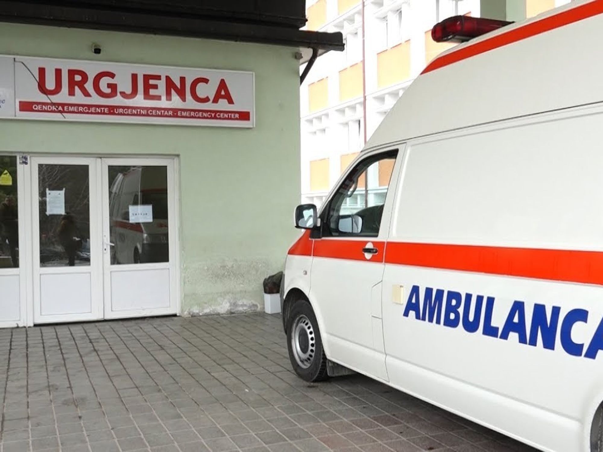 Vetura godet dy këmbësorë në Pejë Vetura godet dy këmbësorë në Pejë