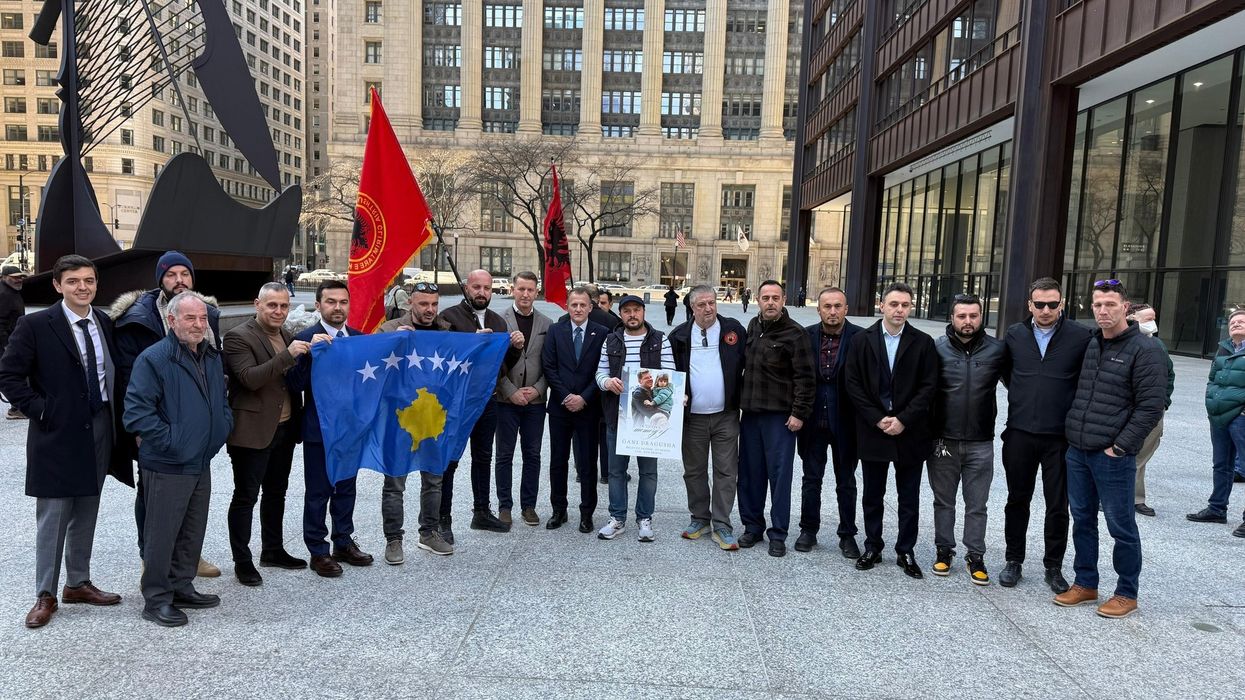 Flamuri i Kosovës ngritët në Çikago për 18-vjetorin e Pavarësisë Flamuri i Kosovës ngritët në Çikago për 18-vjetorin e Pavarësisë