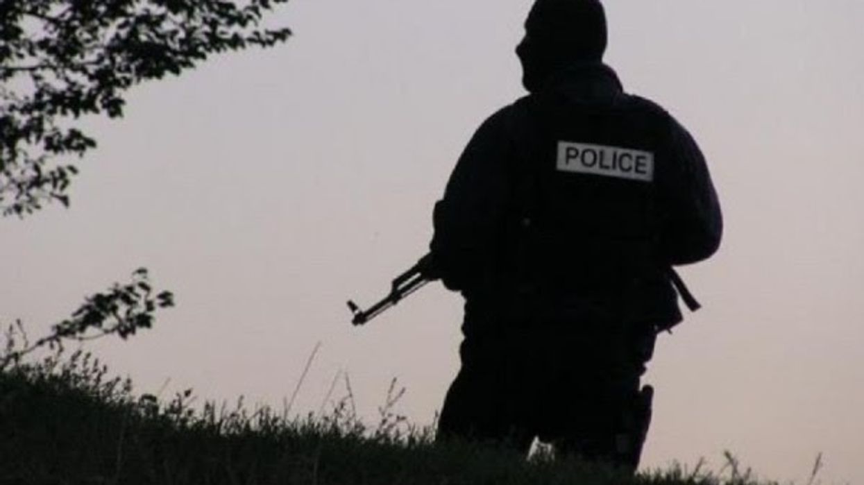 Kaluan ilegalisht kufirin në Gjilan, arrestohen katër shtetas serbë Kaluan ilegalisht kufirin në Gjilan, arrestohen katër shtetas serbë