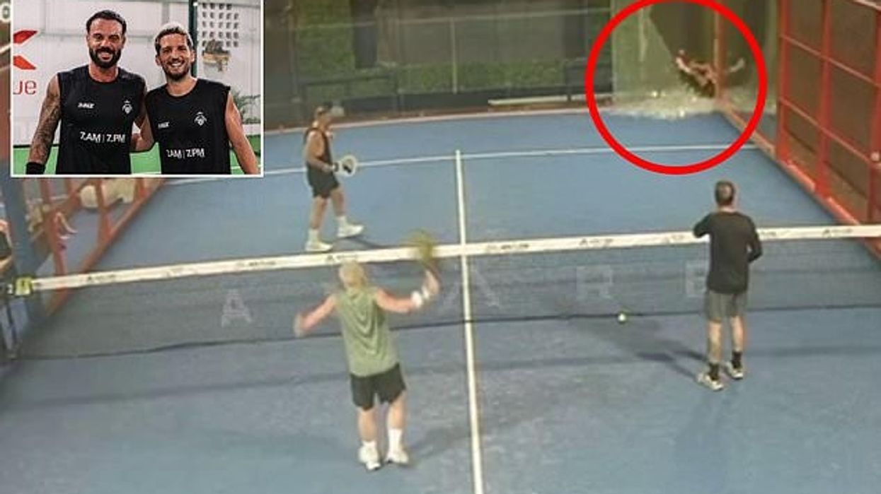 Momenti i tmerrshëm kur australiani i shpëton vdekjes, kur një mur xhami 3 metra i shpërthen sipër ndërsa luan padel në Bali Momenti i tmerrshëm kur australiani i shpëton vdekjes, kur një mur xhami 3 metra i shpërthen sipër ndërsa luan padel në Bali
