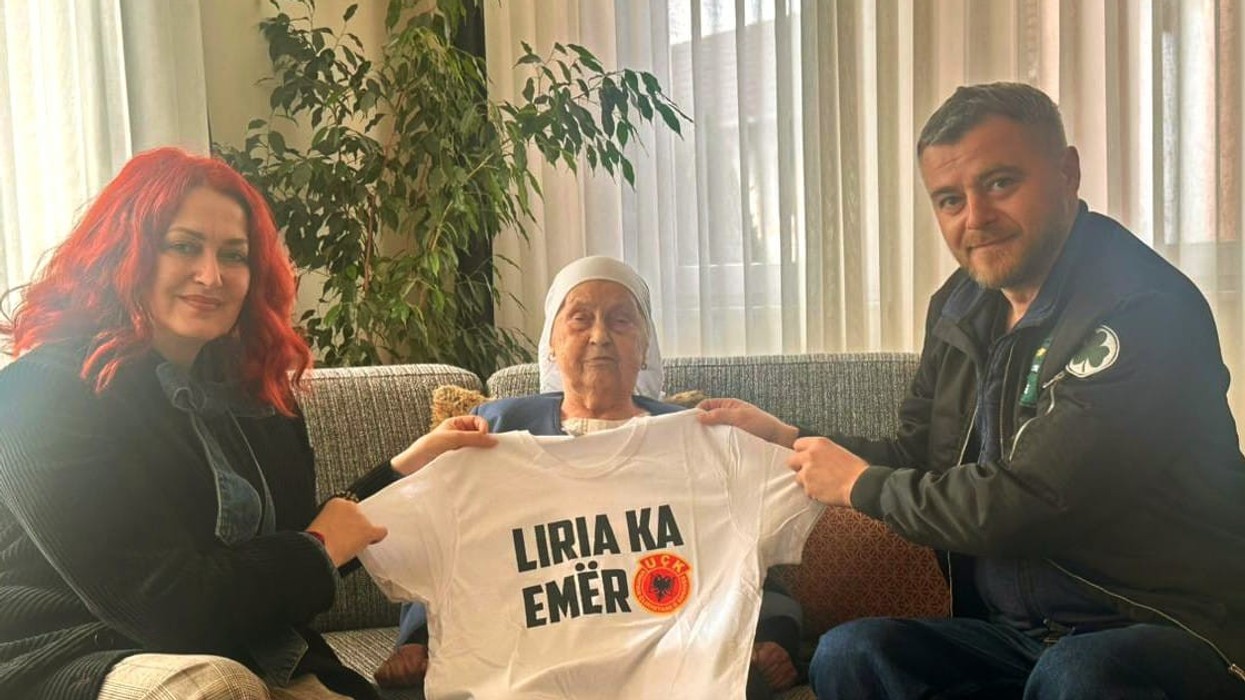 Përfaqësuesit e “Liria ka Emër” vizitojnë nënën e Hashim Thaçit, shprehin solidaritet dhe mbështetje