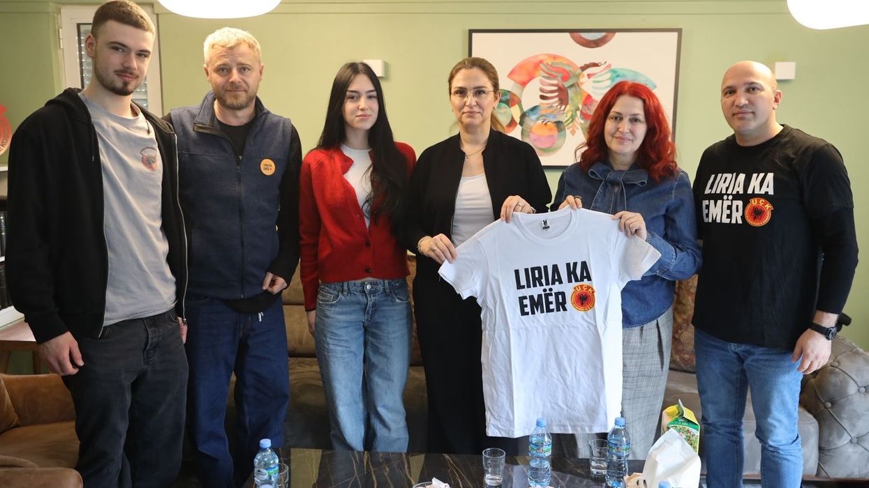 Pas nënës së Thaçit, platforma “Liria ka Emër” viziton edhe familjen e Rexhep Selimit Pas nënës së Thaçit, platforma “Liria ka Emër” viziton edhe familjen e Rexhep Selimit
