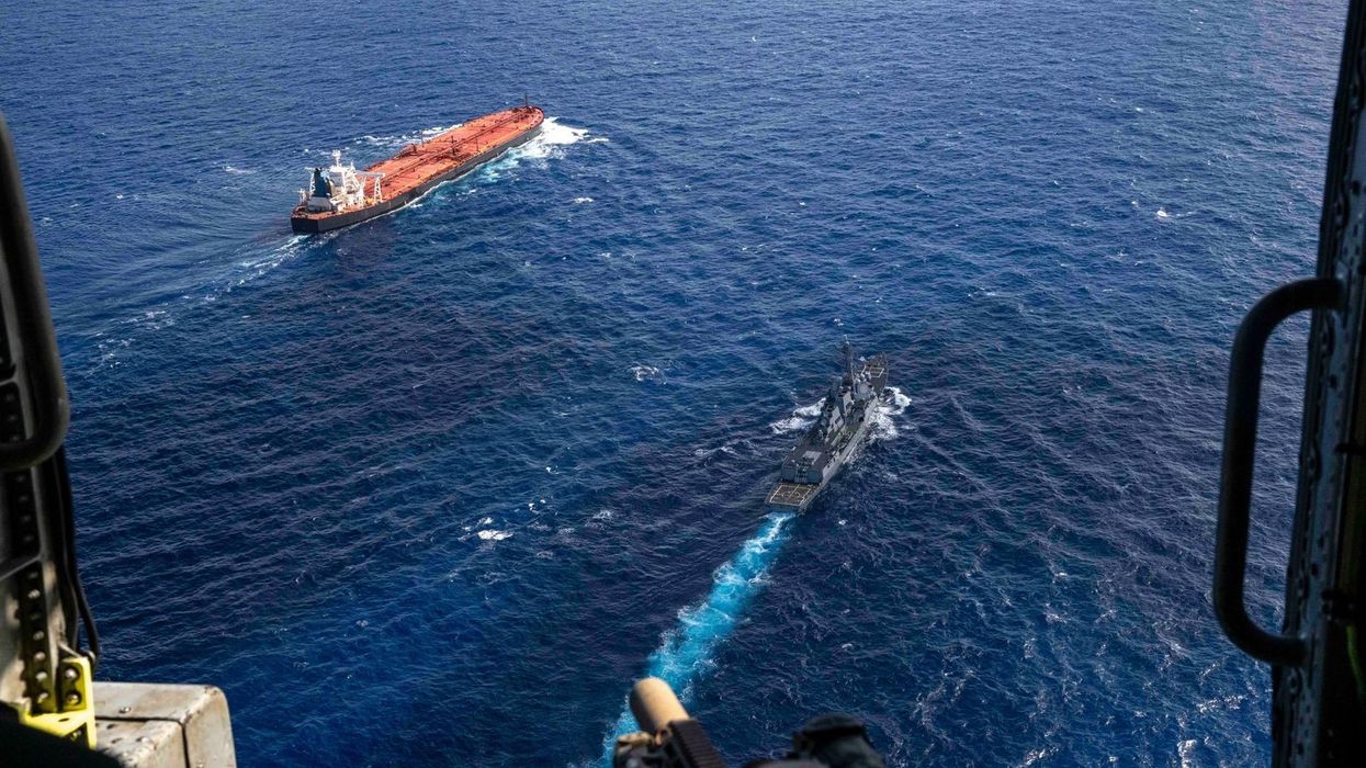 Forcat amerikane hipin në një tanker nafte të sanksionuar të lidhur me Venezuelën në Oqeanin Indian Forcat amerikane hipin në një tanker nafte të sanksionuar të lidhur me Venezuelën në Oqeanin Indian