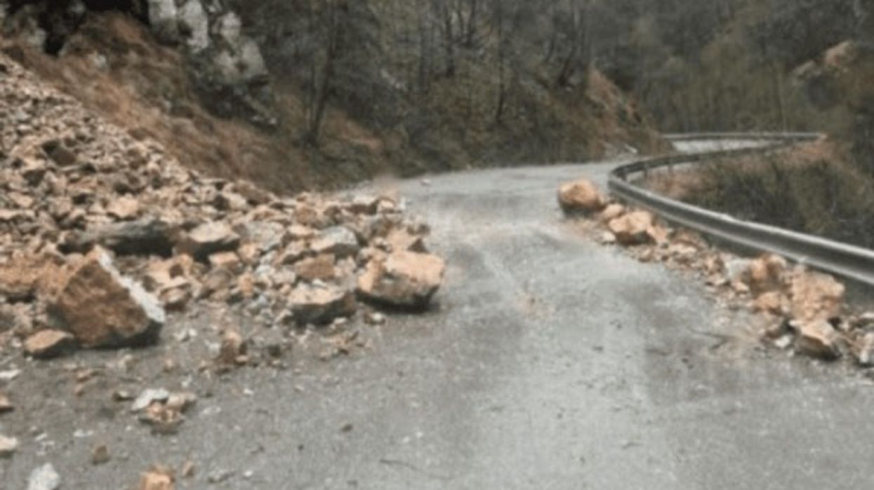 Policia apelon për kujdes në rrugën Pejë–Rugovë, shkak shembja e gurëve pas reshjeve Policia apelon për kujdes në rrugën Pejë–Rugovë, shkak shembja e gurëve pas reshjeve