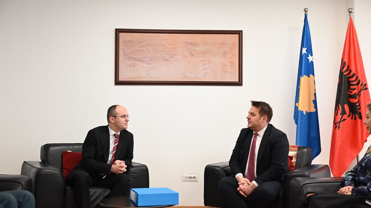 Demelezi i dorëzon detyrën ministrit të ri të Bujqësisë, Armend Muja Demelezi i dorëzon detyrën ministrit të ri të Bujqësisë, Armend Muja
