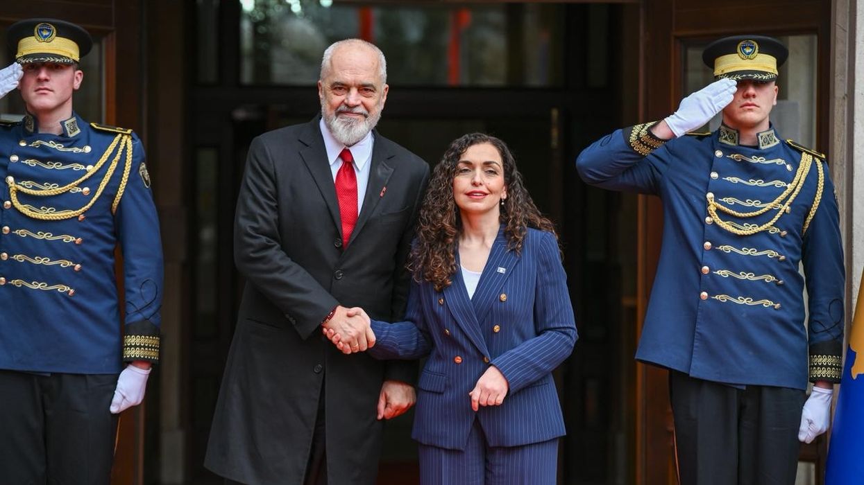 Rama zbulon “sekretin shtetëror”: Osmani u kërcënua për dy vjet pasi refuzoi bastisjen e zyrës së Presidencës nga Gjykata Speciale Rama zbulon “sekretin shtetëror”: Osmani u kërcënua për dy vjet pasi refuzoi bastisjen e zyrës së Presidencës nga Gjykata Speciale