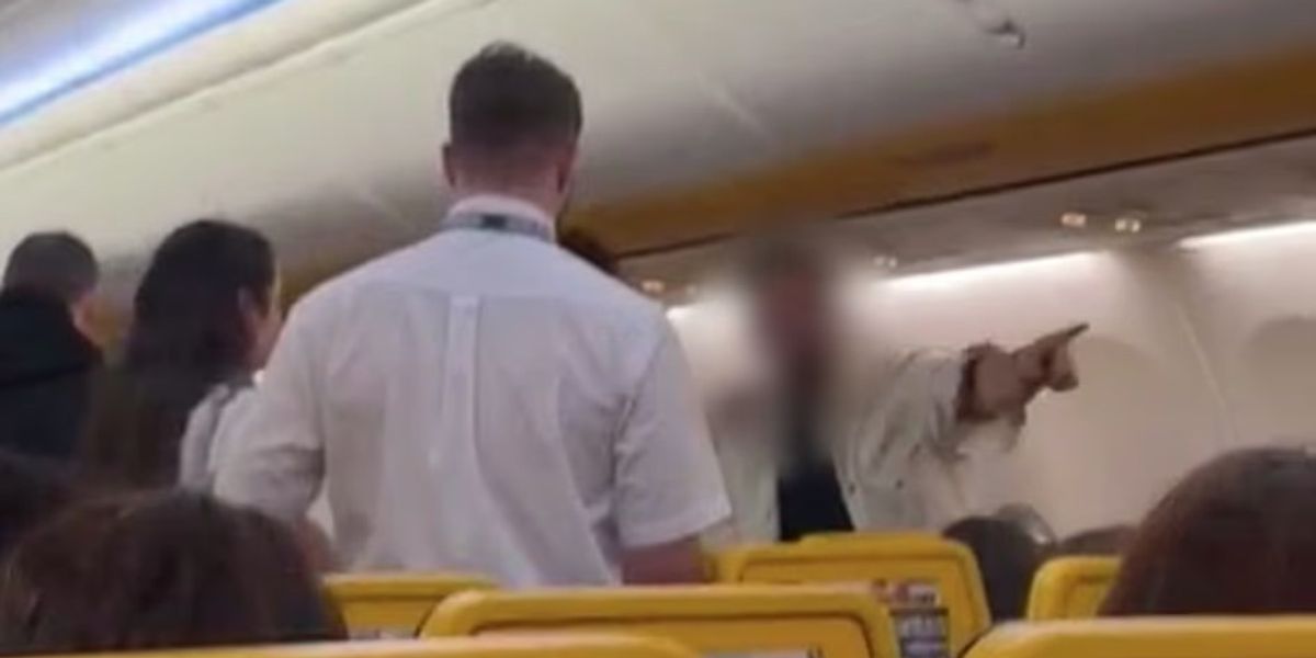 Aeroplani me pasagjerë detyrohet të kthehet mbrapsht në pistë pasi një pasagjer i dehur shkakton 'kaos' para ngritjes në Madrid Aeroplani me pasagjerë detyrohet të kthehet mbrapsht në pistë pasi një pasagjer i dehur shkakton 'kaos' para ngritjes në Madrid