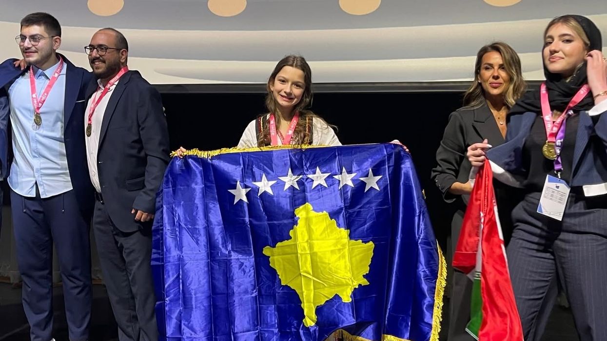 Luna Beqa nga Kosova merr medalje të artë për Teknologji në Dubai Luna Beqa nga Kosova merr medalje të artë për Teknologji në Dubai
