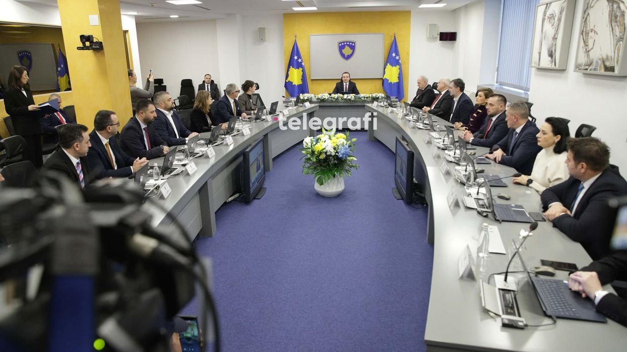 Mbledhja solemne e Qeverisë, Kurti: Përfaqësuesit që morën pjesë në shpalljen e pavarësisë së republikës sonë, sot mbahen padrejtësisht në Hagë Mbledhja solemne e Qeverisë, Kurti: Përfaqësuesit që morën pjesë në shpalljen e pavarësisë së republikës sonë, sot mbahen padrejtësisht në Hagë