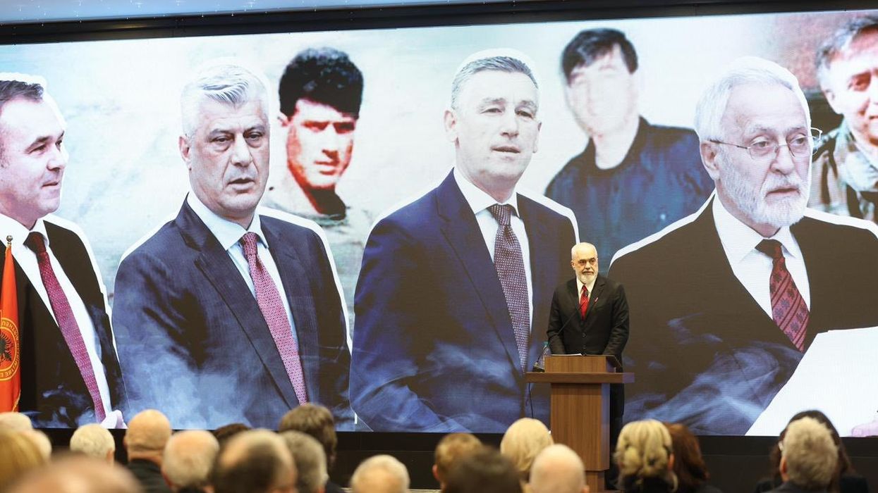 Rama uron për 18-vjetorin e Pavarësisë: Keqardhje që s’mund të jem sot në manifestimin popullor të solidaritetit me katër pengjet e UÇK-së Rama uron për 18-vjetorin e Pavarësisë: Keqardhje që s’mund të jem sot në manifestimin popullor të solidaritetit me katër pengjet e UÇK-së