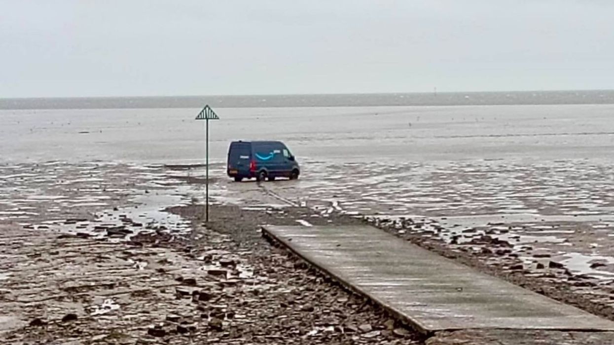 Shoferi i furgonit të Amazon ndoqi udhëzimet e GPS-it, përfundoi i bllokuar në baltën e një poligoni ushtarak të qitjes në Britani Shoferi i furgonit të Amazon ndoqi udhëzimet e GPS-it, përfundoi i bllokuar në baltën e një poligoni ushtarak të qitjes në Britani