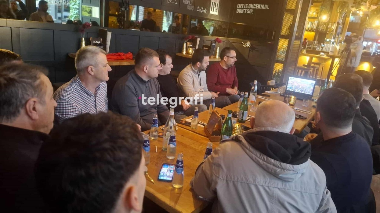 Familjarët e ish-krerëve të UÇK-së ndjekin marshin nga Haga