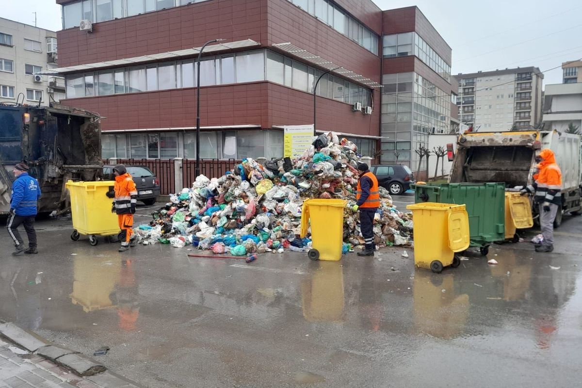 Komuna e Fushë Kosovës me akuza, KRM Pastrimi distancohet nga veprimi i punëtorit që hodhi mbeturina në oborr Komuna e Fushë Kosovës me akuza, KRM Pastrimi distancohet nga veprimi i punëtorit që hodhi mbeturina në oborr