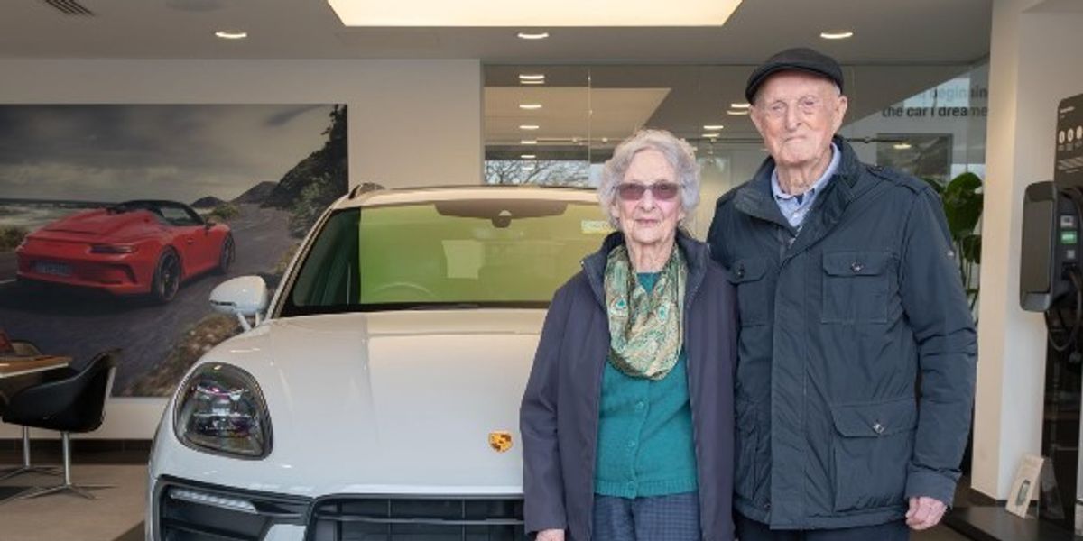 Kurrë nuk është vonë - britaniku 92-vjeçar sapo ka blerë Porsche e parë, tashmë po mendon për të dytin! Kurrë nuk është vonë - britaniku 92-vjeçar sapo ka blerë Porsche e parë, tashmë po mendon për të dytin!