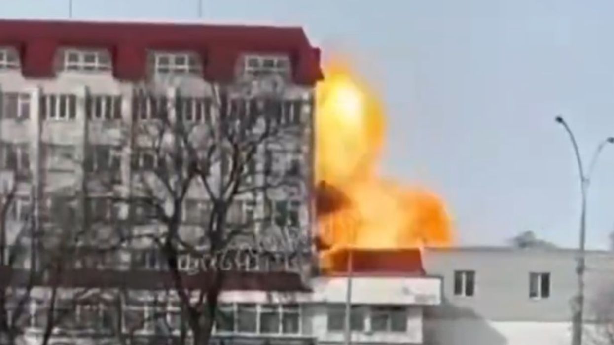 Droni rus përplaset në një ndërtesë banimi në Ukrainë Droni rus përplaset në një ndërtesë banimi në Ukrainë