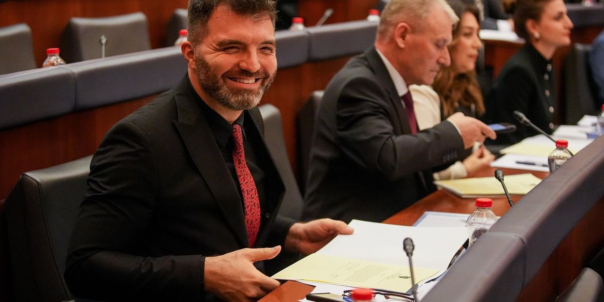 Deputeti i LDK-së, Ermal Sadiku dorëzon amendamentet e para për një Kosovë digjitale Deputeti i LDK-së, Ermal Sadiku dorëzon amendamentet e para për një Kosovë digjitale