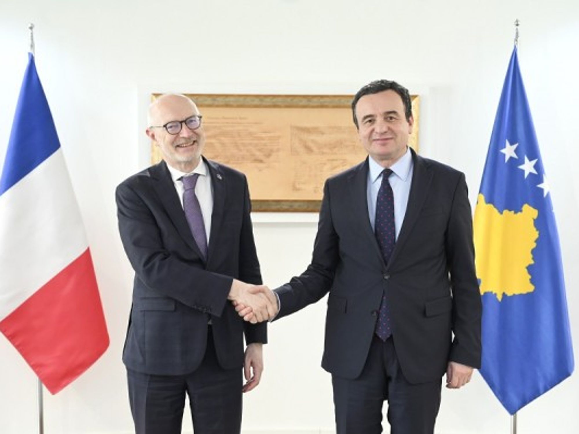 Kurti takon ambasadorin francez, flasin për integrimin e Kosovës në NATO Kurti takon ambasadorin francez, flasin për integrimin e Kosovës në NATO
