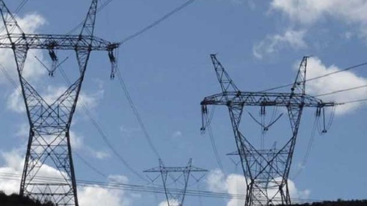 Ra në kontakt me energjinë elektrike teksa punonte, humb jetën punonjësi i OSHEE-së në Lezhë Ra në kontakt me energjinë elektrike teksa punonte, humb jetën punonjësi i OSHEE-së në Lezhë