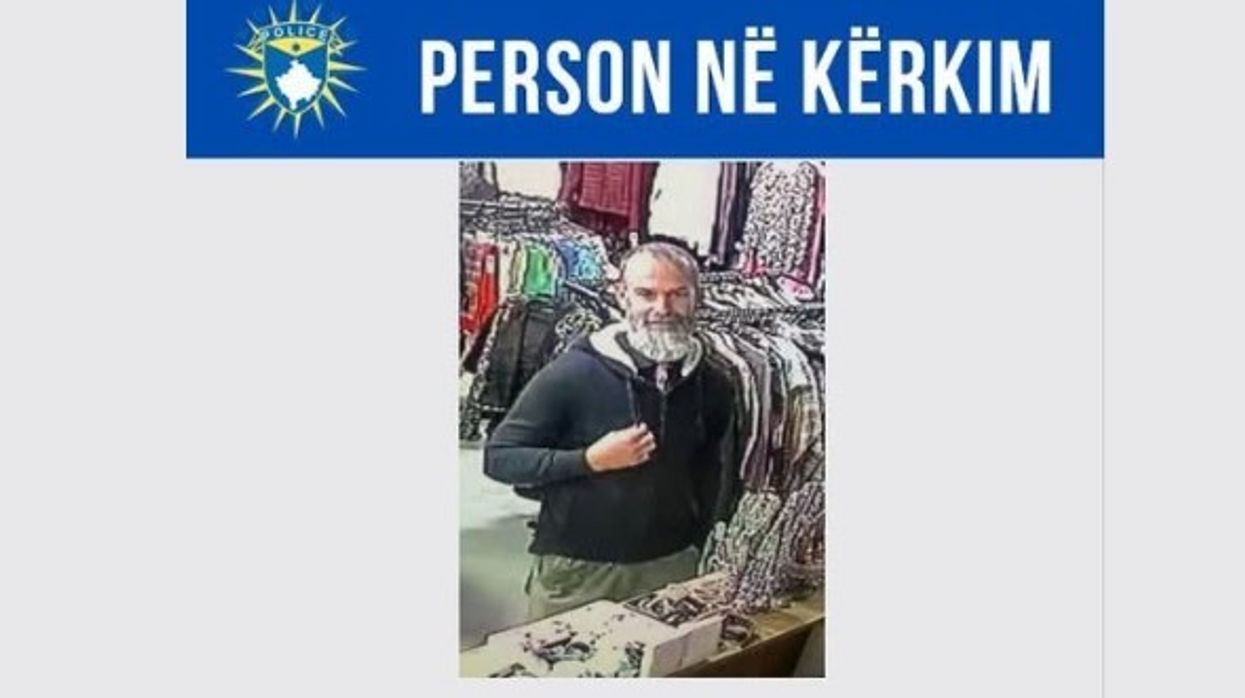 Policia e Kosovës kërkon bashkëpunimin e qytetarëve për identifikimin e një të dyshuari për vjedhje Policia e Kosovës kërkon bashkëpunimin e qytetarëve për identifikimin e një të dyshuari për vjedhje