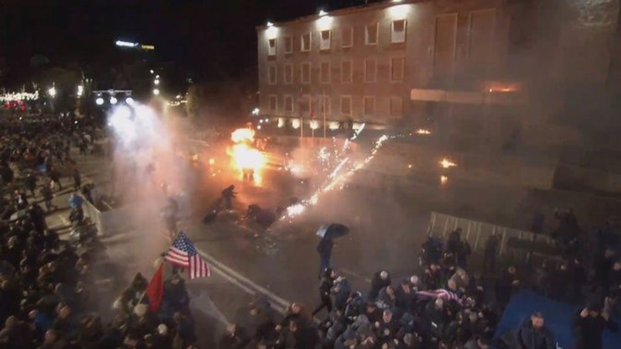 Berisha mbyll fjalimin, nis hedhja e fishekzjarreve dhe molotovëve drejt Kryeministrisë Berisha mbyll fjalimin, nis hedhja e fishekzjarreve dhe molotovëve drejt Kryeministrisë