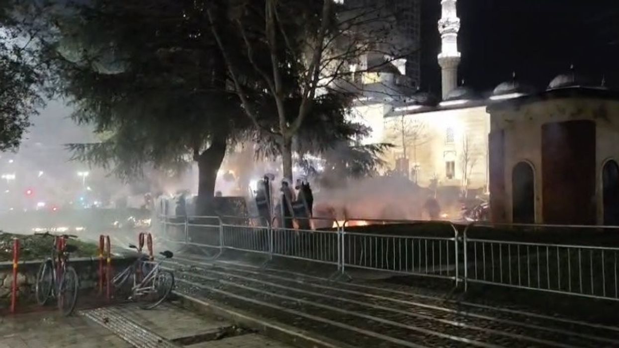 Tensione para Kuvendit të Shqipërisë, policia u kundërpërgjigjet me gaz dhe ujë protestuesve Tensione para Kuvendit të Shqipërisë, policia u kundërpërgjigjet me gaz dhe ujë protestuesve