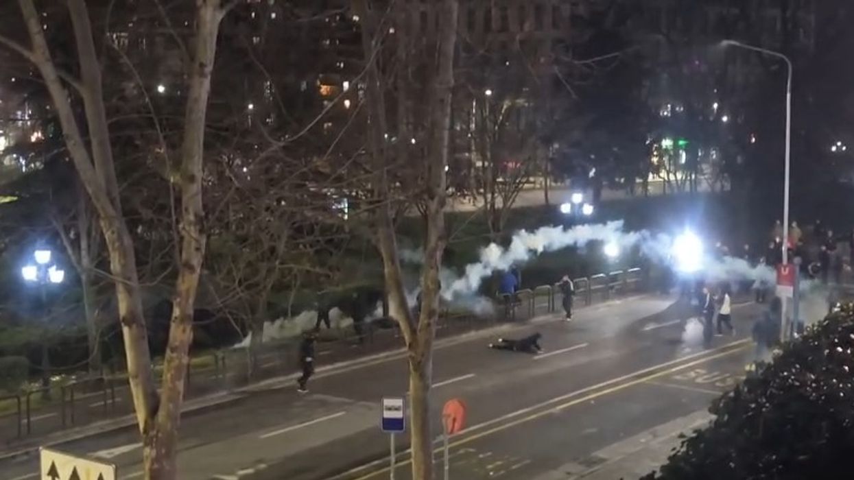 Protestuesi në Shqipëri goditet me bombul gazlotsjellës në kokë Protestuesi në Shqipëri goditet me bombul gazlotsjellës në kokë