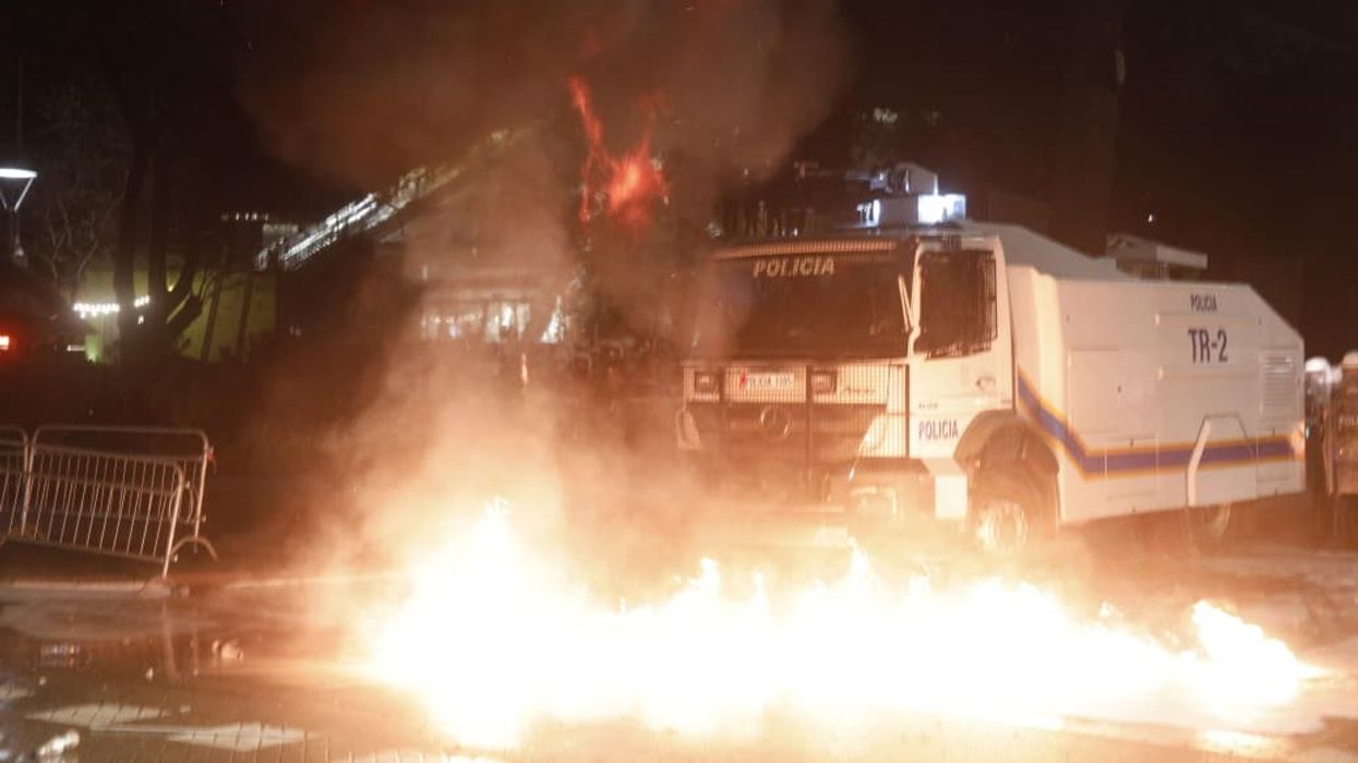Tirana në tym! Përplasje mes protestuesve dhe policisë, çfarë dimë deri tani për protestën e opozitës Tirana në tym! Përplasje mes protestuesve dhe policisë, çfarë dimë deri tani për protestën e opozitës