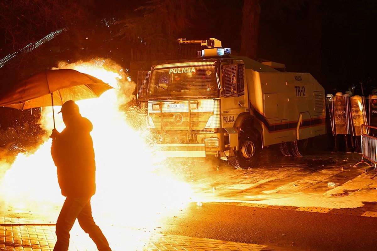 Mbyllet me dhunë tubimi opozitar në Shqipëri Mbyllet me dhunë tubimi opozitar në Shqipëri
