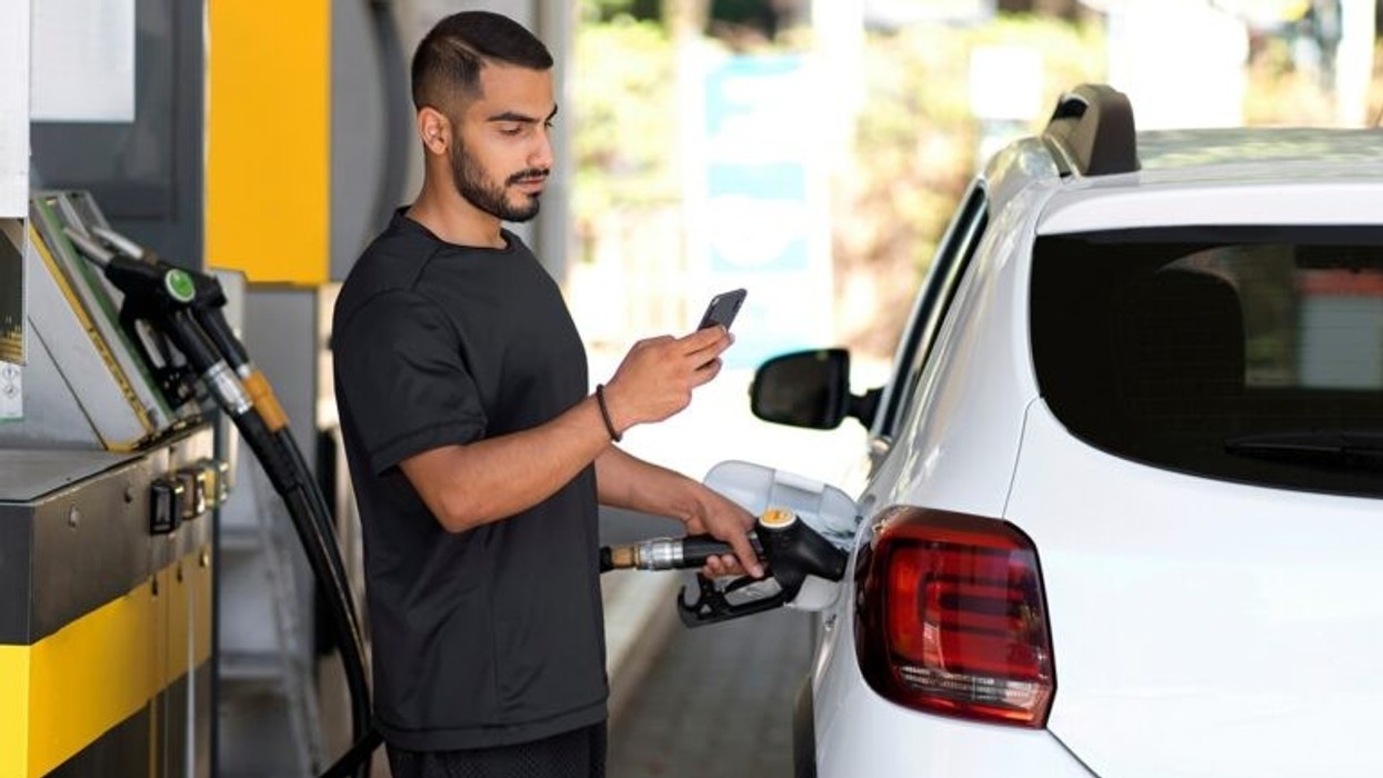 A është e rrezikshme të përdoret telefoni gjatë mbushjes së karburantit?