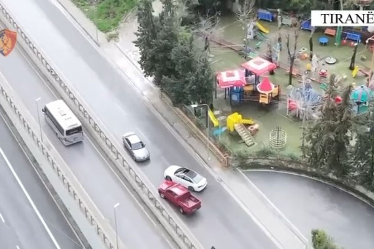 “Si në filma”, Policia në Shqipëri ‘bllokoi’ veturën me 10 kg kanabis “Si në filma”, Policia në Shqipëri ‘bllokoi’ veturën me 10 kg kanabis