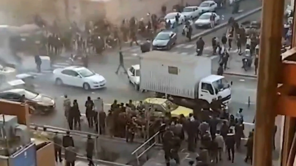 Studentët rifillojnë protestat masive kundër regjimit në Iran