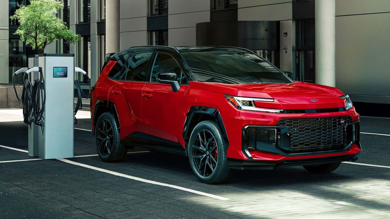Toyota RAV4 Plug-In Hybrid i Japonisë mund të furnizojë me energji shtëpinë tuaj për një javë Toyota RAV4 Plug-In Hybrid i Japonisë mund të furnizojë me energji shtëpinë tuaj për një javë