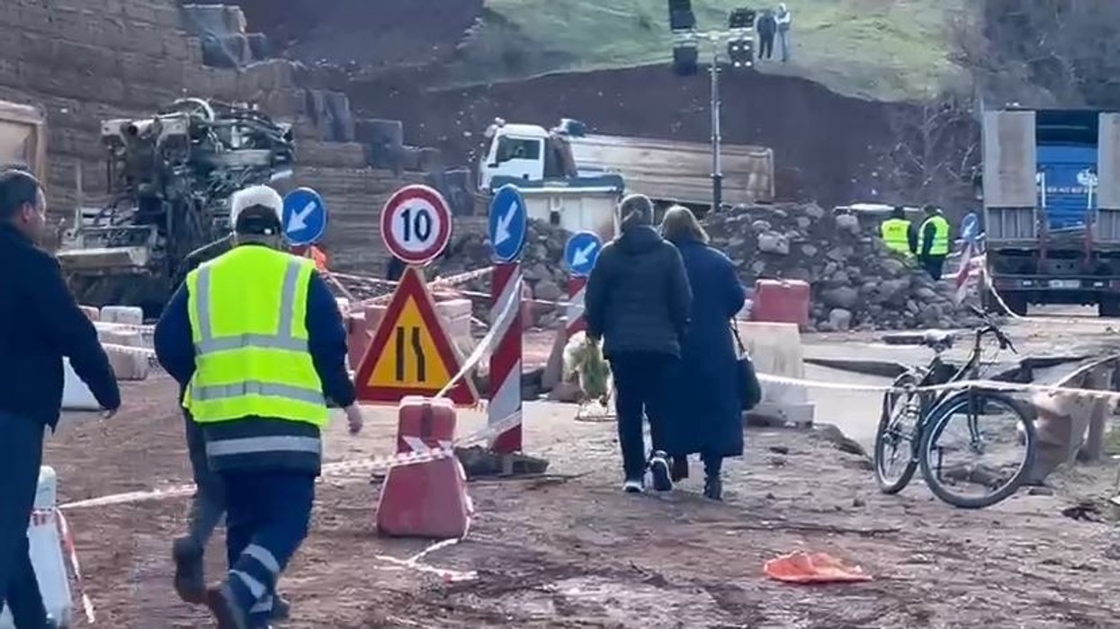 Bllokimi i Librazhd–Qafë Thanë, dhjetëra fshatra të izoluara, banorët e kalojnë rrugën në këmbë